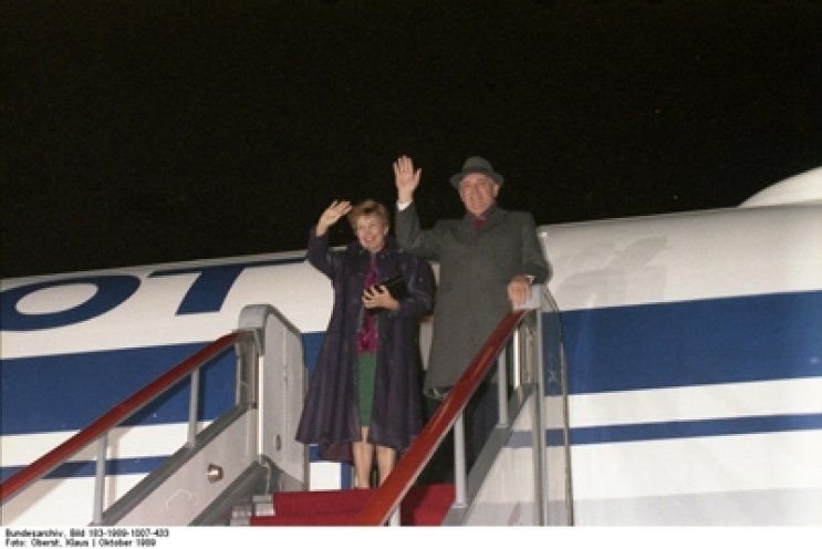 Michail Gorbatschow und seine Gattin Raissa treten am Abend den Rückflug nach Moskau an. Zur selben Zeit gehen Polizei und Staatssicherheit brutal gegen friedliche Demonstranten im Prenzlauer Berg vor. Quelle: Bundesarchiv/183-1989-1007-433/Klaus Oberst