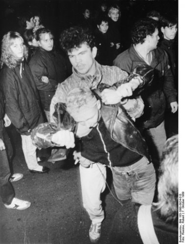 "Geprügelt für das Wohl des Volkes...." Tausende waren am Abend des 7. Oktober 1989 in Ostberlin auf die Straße gegangen, um demokratische Grundrechte einzufordern. Die DDR-Führung setzte ihr pervertiertes Demokratie-Verständnis entgegen und ließ...