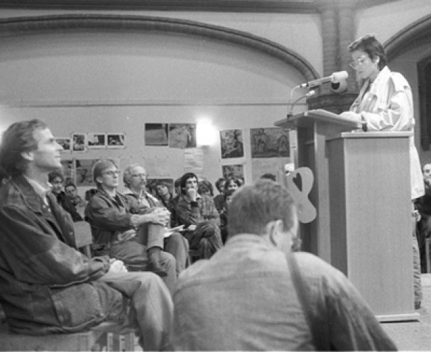 Ulrike Poppe bei der Vorstellung der Bürgerbewegung Demokratie Jetzt in der Ost-Berliner Gethsemanekirche am 27. Oktober 1989.