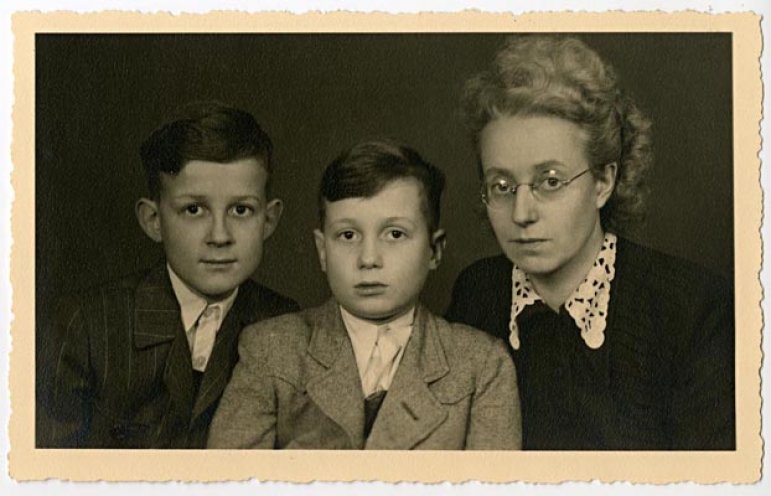 Thomas Ammer (links) mit seinem Bruder Stefan und seiner Mutter Elisabeth 1950.