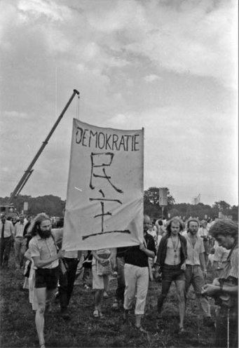 Leipzig am 9. Juli 1989: Rainer Müller (links) und Uwe Schwabe tragen auf der Abschlussveranstaltung des Kirchentags der Sächsischen Landeskirche ein Transparent mit den chinesischen Schriftzeichen für Demokratie. Sie protestieren damit gegen die blutige...