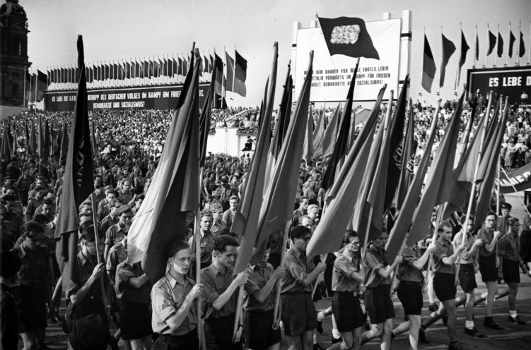Kampftag der Arbeiterklasse: Jedes Jahr zum 1. Mai vollzieht sich in der DDR das gleiche, staatlich verordnete Ritual: Das Volk marschiert an den Repräsentanten der Partei- und Staatsführung vorbei. Damit soll die Einheit zwischen Volk und Staatsführung...