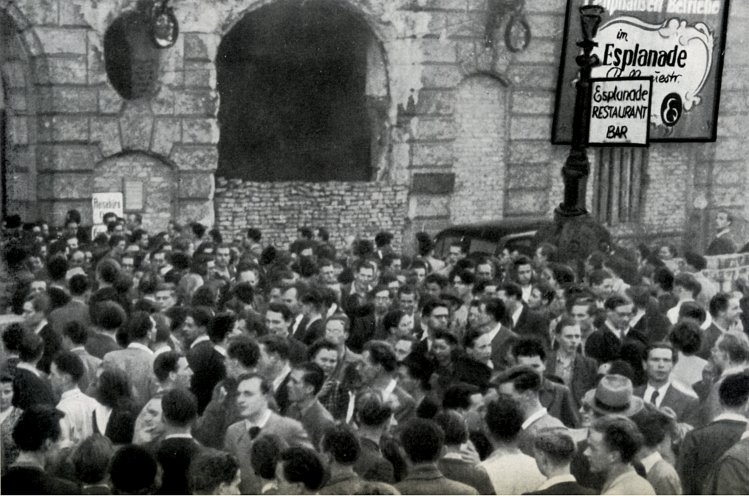 Gefährlich nahe der Sektorengrenze: Im ausgebombten Hotel Esplanade protestieren im April 1948 Berliner Studenten gegen die Relegierung ihrer Kommilitonen Otto Stolz, Otto Hess und Joachim Schwarz. Die Studenten fordern die Gründung einer freien Universität...