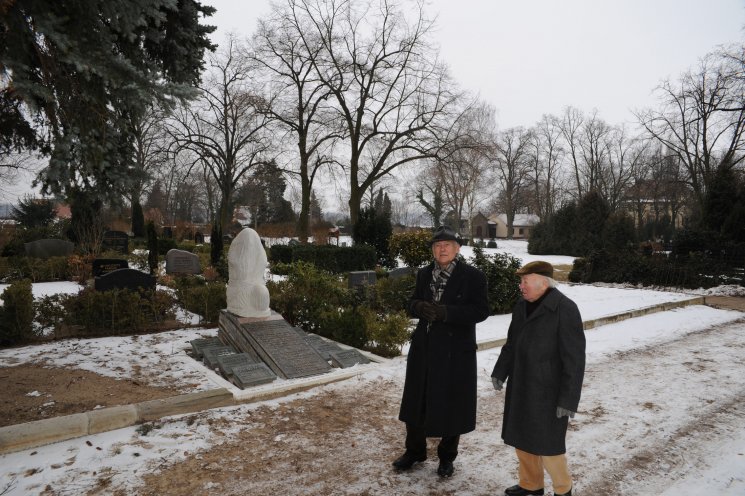 Im Februar 2012 besuchen Werner Bork und Herbert Herrmann das Ehrengrab für acht von der Staatssicherheit verhaftete und von der sowjetischen Militäradministration zum Tode verurteilte und in Moskau hingerichteten Jugendlichen. Quelle: Robert-Havemann-Gesellschaft/Frank...