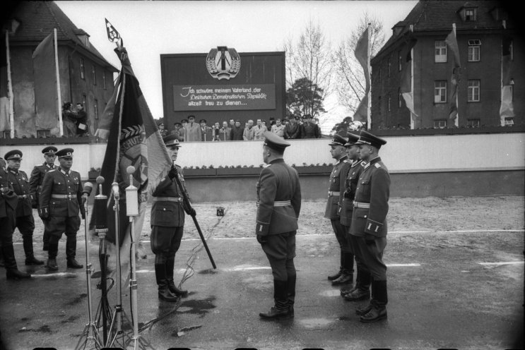 Das Erste Regiment der Nationalen Volksarmee der DDR wird am 30. April 1956 vereidigt. Quelle: Bundesarchiv/183-37818-0004/Walter Heilig