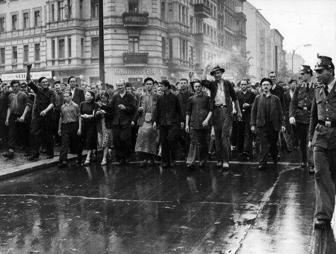 Volksaufstand gegen das SED-Regime: Es ist der erste landesweite Aufstand in einem kommunistischen Staat. Die Demonstranten fordern freie und geheime Wahlen, den Rücktritt der Regierung, den Abzug der Besatzungstruppen, die Senkung der Normen, Freiheit...