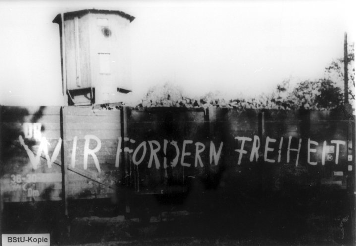 Diese Losung, die sich auf die Ereignisse in Polen und Ungarn bezieht, wird von Mitgliedern des Eisenberger Kreises am 21. Oktober 1956 an einem Bahnwaggon auf dem Bahnhof Hainspitz angebracht. Der Zug fährt bis zum Bahnhof Eisenberg. Quelle: BStU, MfS,...