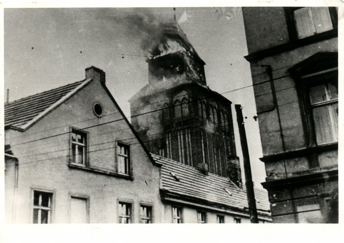 Ablenkungsmanöver? Am 31. März 1955, einen Tag nach den Studentenprotesten, brennt der Turm der Jakobikirche, damals Tagungsort der Evangelischen Studentengemeinde. Bis heute gibt es verschiedene Mutmaßungen über die Täterschaft: Damalige Zeitzeugen...