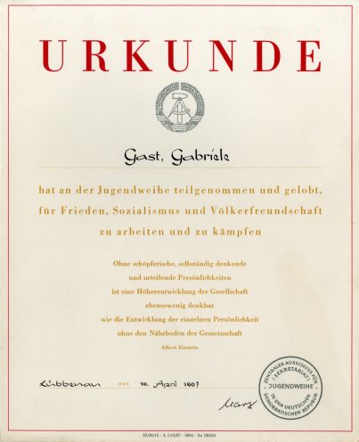 Für Frieden, Sozialismus und Völkerfreundschaft. Jugendweiheurkunde von 1967. Quelle: Privat-Archiv Gabriele Gast