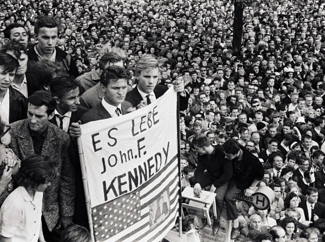 Deutsch-amerikanische Freundschaft: Jugendliche mit einem Transparent vor dem Rathaus Schöneberg während der Rede von Präsident Kennedy. Quelle: REGIERUNGonline/Wolf