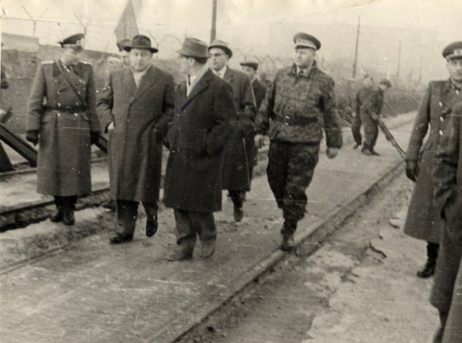 Der Polizeipräsident Ostberlins Fritz Eikemeier, Stasichef Erich Mielke und Erich Honecker (v.l.n.r.) inspizieren Mauer. Quelle:Polizeihistorische Sammlung Berlin/Bild Nr. 242/61