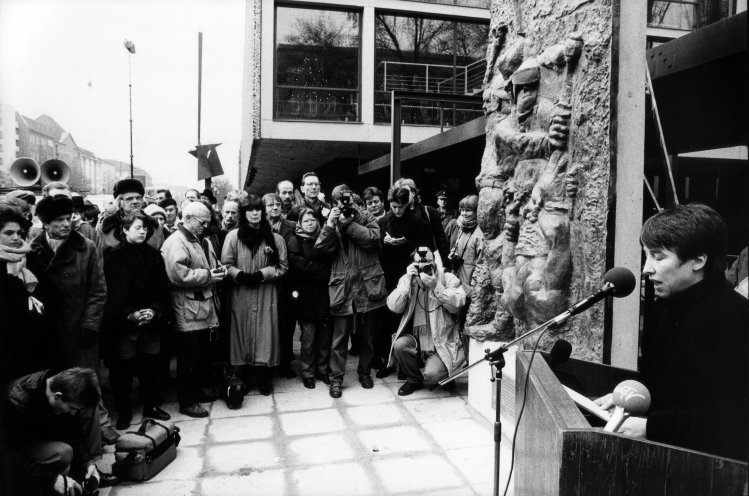 1990 wird das Relief „Tod des Demonstranten“ von Alfred Hrdlicka zum Gedenken an den Tod von Benno Ohnesorg enthüllt. Quelle: Robert-Havemann-Gesellschaft/Gerald Zörner