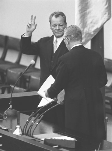Als erster sozialdemokratischer Bundeskanzler der Bundesrepublik Deutschland wird Willy Brandt am 26. Oktober 1969 im Deutschen Bundestag von Bundestagspräsident Kai-Uwe von Hassel vereidigt. Quelle: REGIERUNGonline/Jens Gathmann