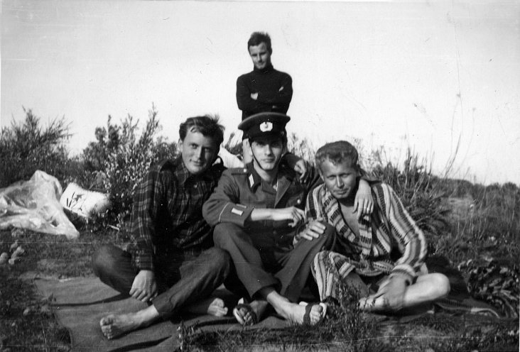 Bernd Eisenfeld (im Hintergrund stehend) während seiner Zeit als Bausoldat in der Nähe von Luckau, 1966. Quelle: Robert-Havemann-Gesellschaft