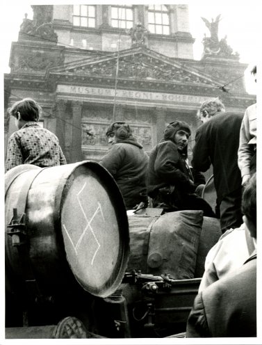 Böses Erwachen in Prag: Viele Tschechoslowaken vergleichen den Einmarsch der Warschauer-Pakt-Truppen im August 1968 mit der Besetzung ihres Landes durch die deutsche Wehrmacht 1938. Quelle: DHM