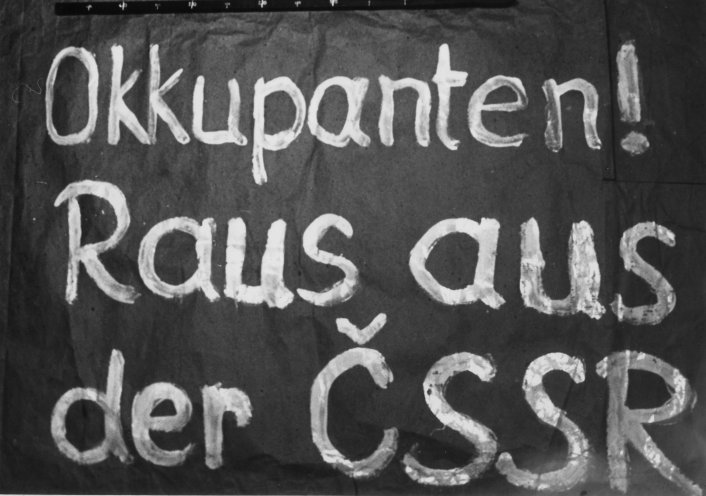Auch in Sachsen hagelts Protest: Zwei Jugendliche (19 und 17 Jahre alt) setzen mit selbst gefertigten Plakaten ein Zeichen gegen den Einmarsch in die CSSR. Sie beschriften am 25. August 1968 zwei große Pappen und bringen sie an der Bäckerei sowie am...