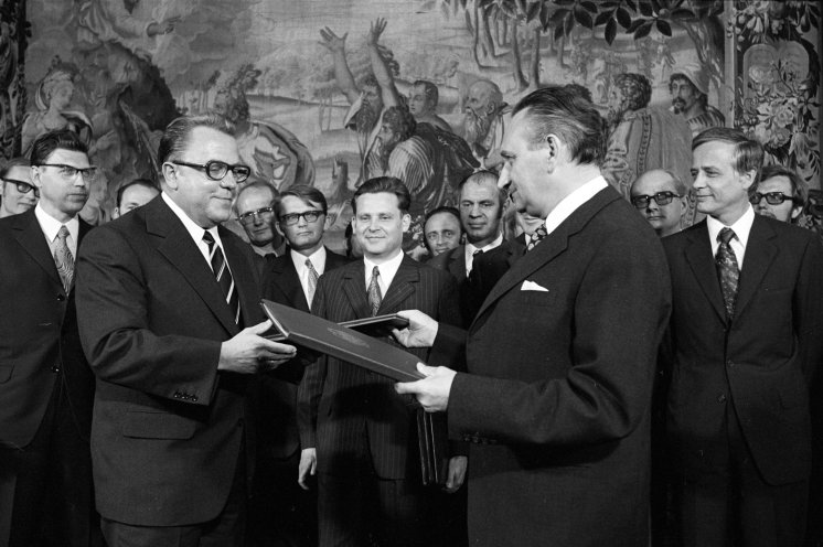 Am 21. Dezember 1972 tauschen der Bundesminister für Besondere Aufgaben Egon Bahr (rechts) und der DDR-Staatssekretär Michael Kohl im Bonner Palais Schaumburg die Noten des Grundlagenvertrags zwischen der Bundesrepublik und der DDR aus. Quelle: REGIERUNGonline/Detlef...