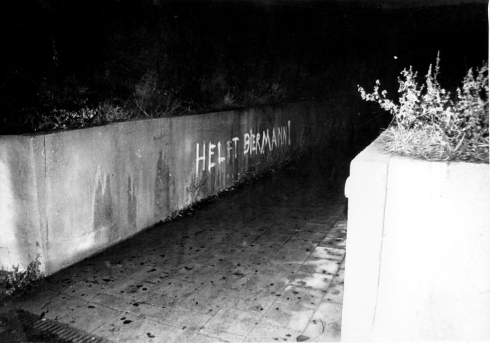Foto des MfS. Am 25. November 1976 entdeckt und fotografiert die Stasi „Helft Biermann!“ am Aufgang zum S-Bahnhof Zoo in Halle. Quelle: BStU, MfS, A.Op. 2482/77, Bd. I, Bl. 114.