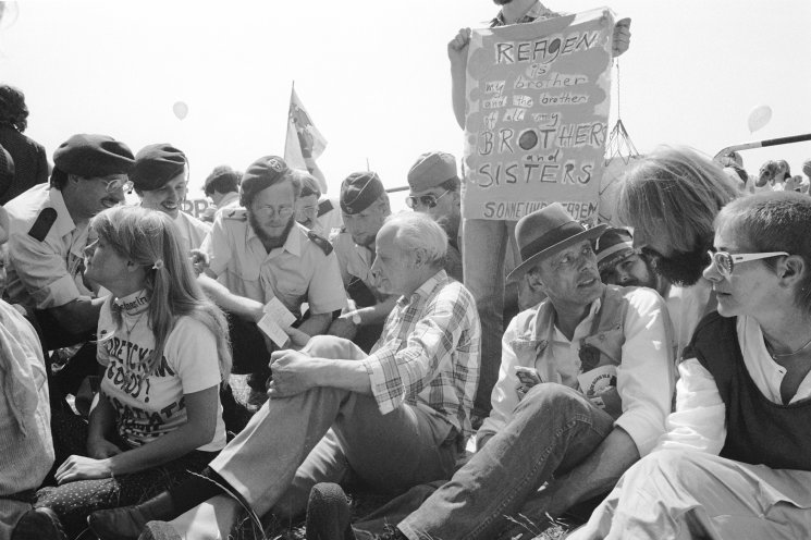 NATO-Gipfeltreffen am 10. Juni 1982 in Bonn: Rund 400.000 Anhänger der Friedensbewegung demonstrieren gegen atomare Nachrüstung und für Frieden. Unter den Demonstranten befinden sich auch der ehemalige Bundeswehrgeneral Gert Bastian, der Künstler...