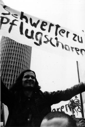 Andreas Friedrich mit seinem Transparent auf der Demonstration am 19. Mai 1983 in Jena. Quelle: Robert-Havemann-Gesellschaft/Liane Kleindienst/RHG_Fo_HAB_11306