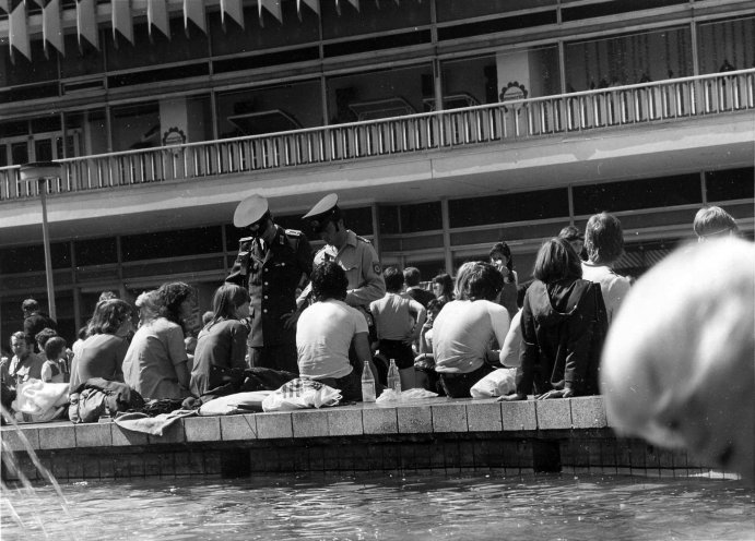 Die Volkspolizei kontrolliert Jugendliche auf dem Berliner Alexanderplatz, 1982. Quelle: Landesarchiv Berlin/Günter Schneider