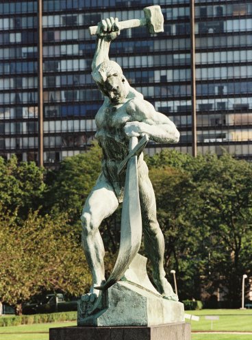 Die Sowjetunion schenkt am 4. Dezember 1959 der UNO die Bronzeskulptur "Schwerter zu Pflugscharen" von Jewgeni Wutschetitsch. Blick auf die Skulptur vor dem UNO-Gebäude. Quelle: BUNDESREGIERUNGonline/Bernd Kühler
