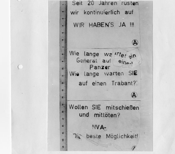Ein Leutnant der Kriminalpolizei hat am 7. April 1983 diese Flugblätter in der Berliner S-Bahn gefunden und gesichert. Die Untersuchung der Staatssicherheit ergab, dass die Flugblätter mit einem Kinderstempelkasten Famos 305 hergestellt wurden. Quelle:...