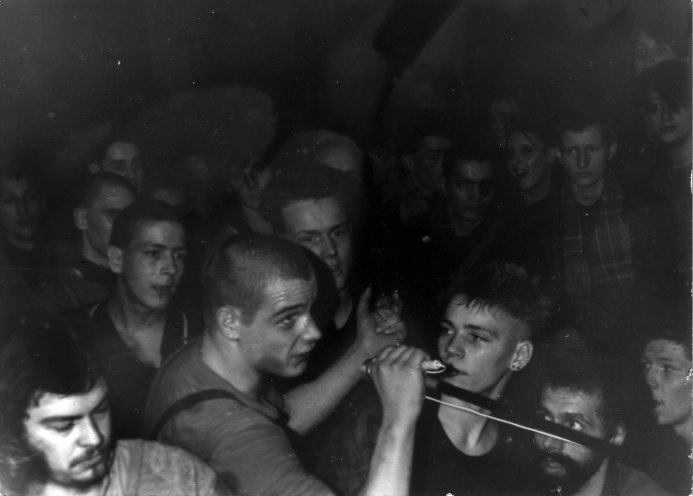 Während des Konzerts 1983 in der Christus-Kirche in Halle kommt es zu gewalttätigen Auseinandersetzungen mit „Ostkreuzern“, den Skinheads aus Ost-Berlin. Diese rekrutieren sich ausnahmslos aus der ehemaligen Punkszene. Quelle: archiv: toomuchfuture