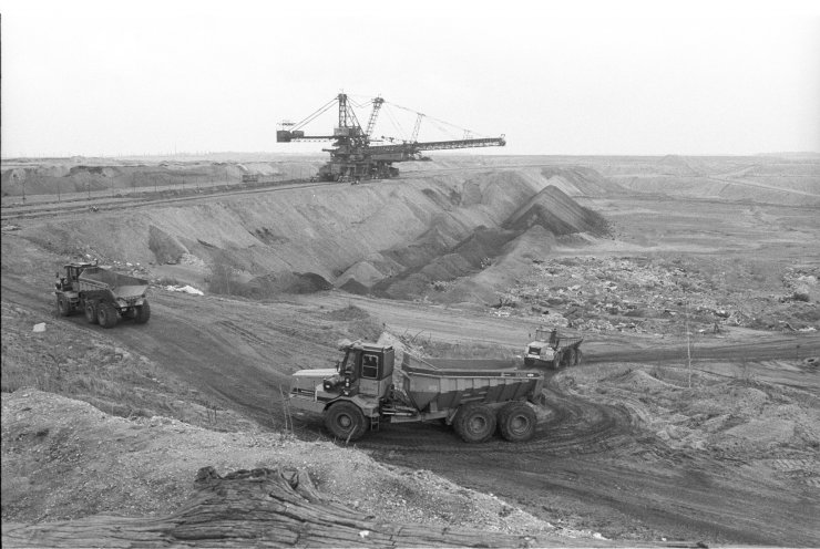 Braunkohleförderung in einem Tagebau bei Leipzig. Die DDR deckt ihren Energiebedarf zu über 80 Prozent aus Braunkohle. Doch die Verbrennung von Braunkohle führt zu einer hohen Luftverschmutzung durch Schwefeldioxid, Asche und Staub. Das Ergebnis sind...
