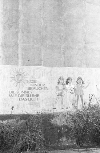 "Die Kinder brauchen die Sonne, wie die Blume das Licht." In der Region Bitterfeld/Wolfen leiden viele Kinder an Atemwegs- und Hautkrankheiten. Quelle: Robert-Havemann-Gesellschaft/Andreas Kämper