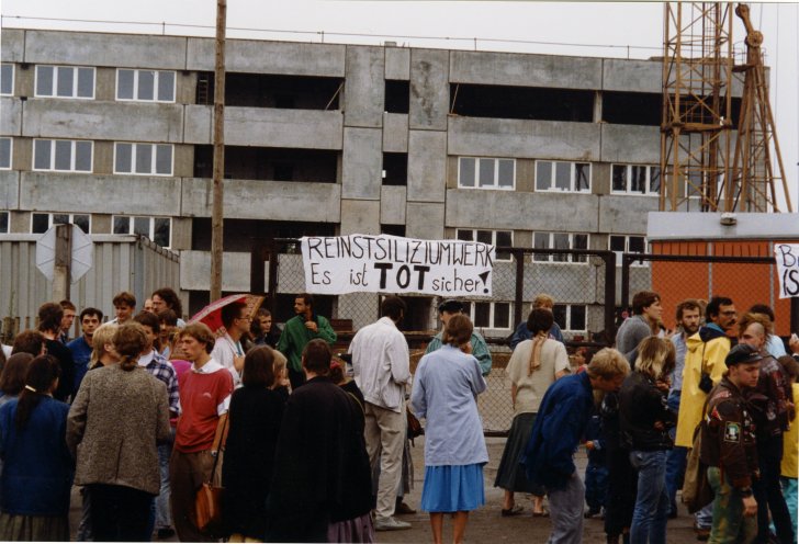 Die Dresdner Gruppe Pax organisiert im August 1989 die erste Protestdemonstration an der Baustelle des Reinstsiliziumwerkes in Dresden-Gittersee. Später wird die Demonstration durch die Polizei gewaltsam aufgelöst. Quelle: Robert-Havemann-Gesellschaft