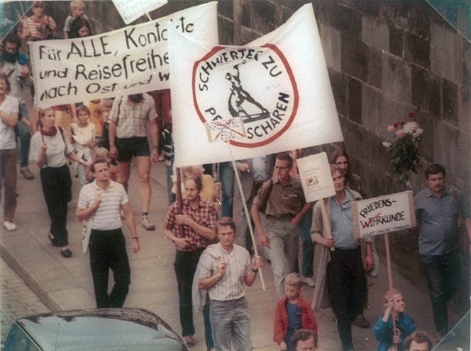 Die Stasi observiert die Teilnehmer der Abschlusskundgebung des Olof-Palme-Friedensmarsches am 18. September 1987 in Dresden. Quelle: BStU, MfS, BV Ddn. 7634/Fo