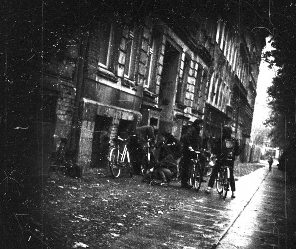 Fehrbelliner Straße 7 (24. Oktober 1987). Vor dem besetzten Haus ist der Treffpunkt zur Fahrradtour „Herbstfahrt“, die Carlo Jordan organisiert hat. Das MfS fotografiert heimlich die Radler. Quelle: BStU, MfS, HA VIII Nr. 7776