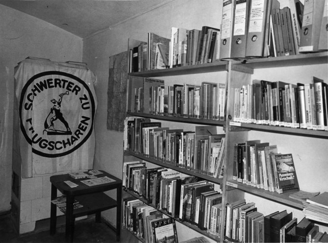 Bibliotheksraum der 1986 gegründeten Umwelt-Bibliothek Berlin: Im Bestand befinden sich in der DDR verbotene und unerwünschte Bücher, Broschüren und Infohefte zu Friedens- und Umweltproblemen. Quelle: Robert-Havemann-Gesellschaft/Ann-Christine Jansson