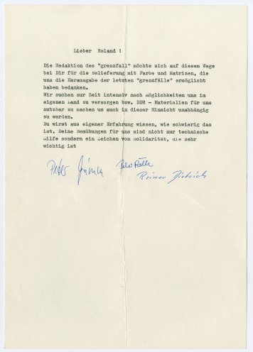 Peter Rölle, Peter Grimm und Reiner Dietrich bedanken sich bei Roland Jahn, der regelmäßig für die Herstellung des grenzfalls Farbe und Matrizen aus West-Berlin liefert. Quelle: Robert-Havemann-Gesellschaft / RHG_Fak_0007