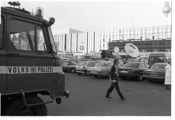 Warten auf die Hochrechnungen der ersten freien Wahlen in der DDR. Die Übertragungswagen aller großen nationalen und internationalen Sender vor dem Palast der Republik in Ost-Berlin am 18. März 1990 zeugen vom weltweiten Interesse. Quelle: Robert-Havemann-Gesellschaft/Andreas...