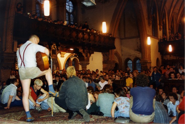 Klagetrommeln in der Berliner Samariterkirche: Zu den Initiatoren der Veranstaltung gehört Michael Heinisch (25), hier mit Gitarre. Quelle: Robert-Havemann-Gesellschaft/ Siegbert Schefke