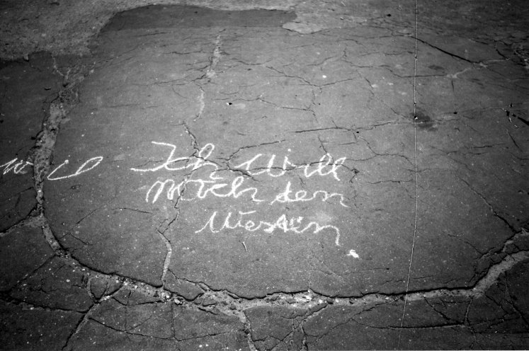 "Ich will nach den Westen": Kinderschrift mit Kreide vor der Sophienkirche in Ost-Berlin (Juni 1988). Quelle: Robert-Havemann-Gesellschaft/Barbara Hanus