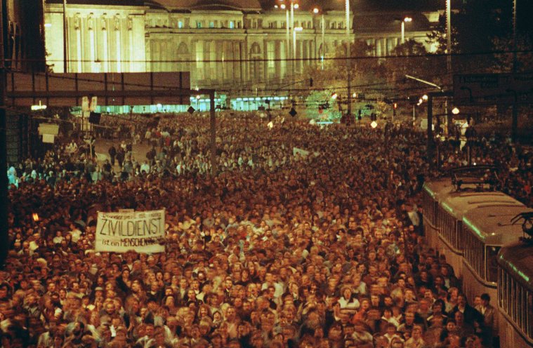 Nach der Demonstration am 9. Oktober 1989 wird die Stadt Leipzig am darauffolgenden Montag hermetisch abgeriegelt. Die Sicherheitskräft von Staatssicherheit sind bewaffnet und dazu angehalten auf "Provokationen" mit Härte zu reagieren. Trotz der Drohkulisse...