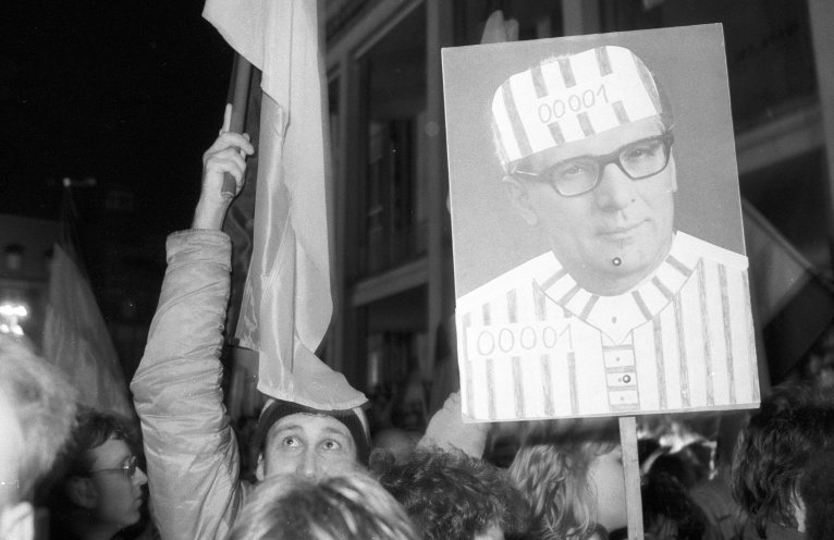 Montagsdemonstration in Leipzig am 15. Januar 1990. Wieder sind Zehntausende Menschen auf der Straße. Die Mehrheit ist sich einig: "Deutschland einig Vaterland" und "Nieder mit der SED".Quelle: Robert-Havemann-Gesellschaft/Andreas Kämper