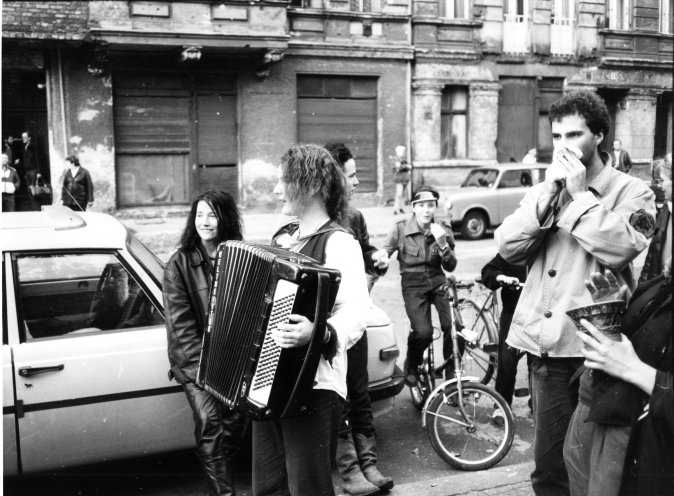 Oktober 1989, Abschlussfest der erfolgreichen Mahnwache für die Freilassung der politisch Inhaftierten. Quelle: Robert-Havemann-Gesellschaft/Frank Ebert/RHG_Fo_HAB_14002