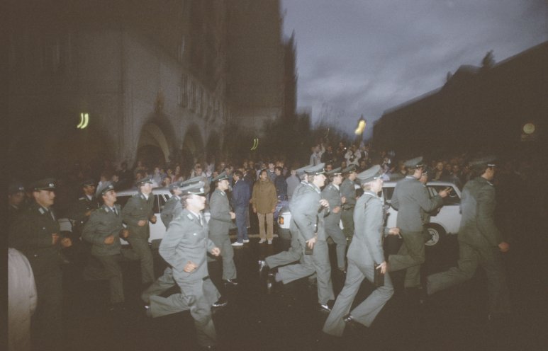 Polizeieinheiten auf dem Weg zum Palast der Republik. Quelle: Robert-Havemann-Gesellschaft/Nikolaus Becker/RHG_Fo_NiBe_009_17