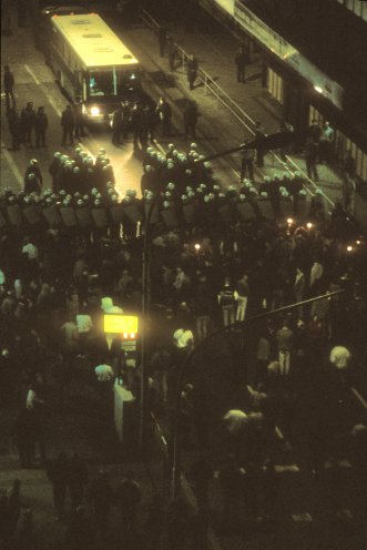 Am S-Bahnhof Schönhauser Allee sind Polizeieinheiten mit schwerem Räumgerät aufmarschiert. Quelle: Robert-Havemann-Gesellschaft/Ralf Herzig/RHG_Fo_HAB_20857