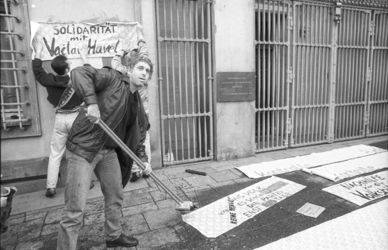 Für Reformen und Demokratie: Großes Finale am 4. November 1989 auf dem Alexanderplatz in Ost-Berlin. Quelle: Robert-Havemann-Gesellschaft/Andreas Kämper