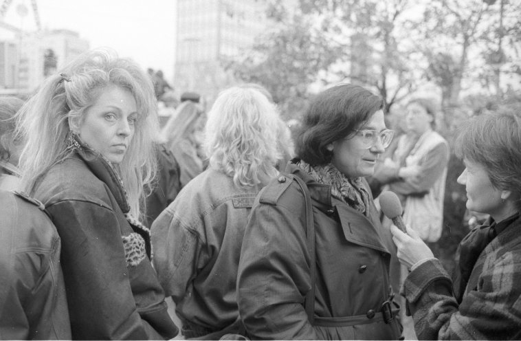 Die Schriftstellerin Christa Wolf und die Rockmusikerin Tamara Danz auf der Abschlußkundgebung am 4. November 1989 auf dem Alexanderplatz. Quelle: Robert-Havemann-Gesellschaft/Andreas Kämper/RHG_Fo_AnKae_281