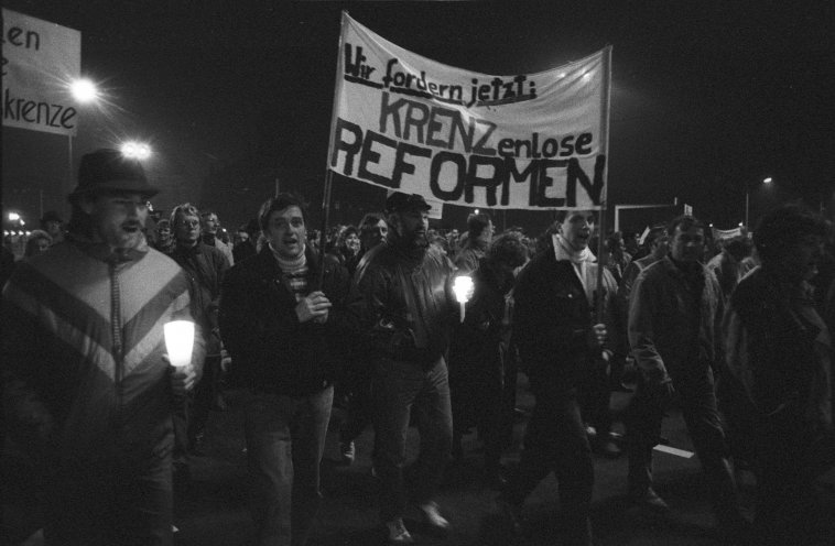 Am 11. November 1989 demonstrieren die Bürger von Dresden gegen die Führungsrolle der SED. Quelle: Robert-Havemann-Gesellschaft/Andreas Kämper