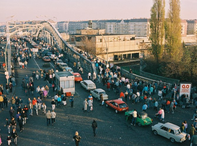 Grenzverkehr auf der Bornholmer Brücke am 11. November 1989. Quelle: REGIERUNGonline/Klaus Lehnartz