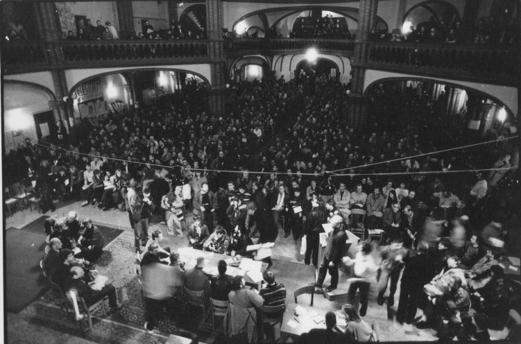 Gründungstreffen des Neuen Forums Berlin-Prenzlauer Berg in der Gethsemanekirche am 10. November 1989. Quelle: Robert-Havemann-Gesellschaft/Andreas Kämper