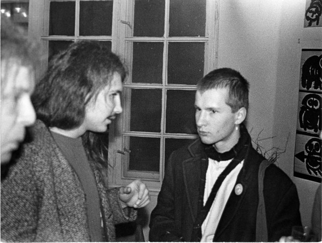 Till Böttcher (rechts) und Andreas Kalk nach ihrer Freilassung am 25. November 1987 in der Galerie der UB. Quelle: Robert-Havemann-Gesellschaft/Siegbert Schefke