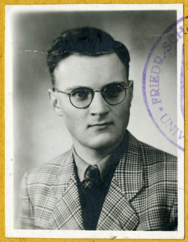 Foto in Roland Budes Studienbuch aus seiner Studentenzeit an der Friedrich-Schiller-Universität Jena (1947). Quelle: Robert-Havemann-Gesellschaft